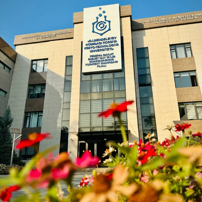 Universitetning tashqi tomondan ko'rinishi.