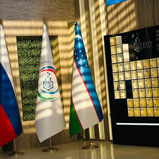 Mendeleyev jadvali va ta'lim akademiyasini Rassiya bilan bilan qilgan bitimini ifodalashi sifatida turgan Rassiya bayrog'i.