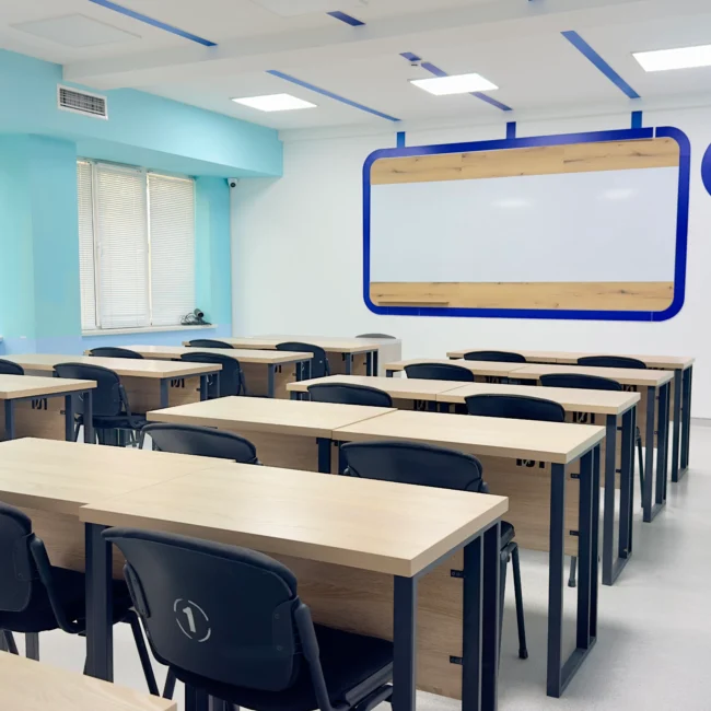 Ta'lim Akademiyasining shinam sinfxonasi.