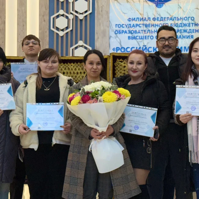 Akademiya o'quvchilari bitiruv kuni tushgan rasmi.