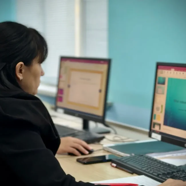 Yangi kelgan o'quvchimiz mustaqil prezintatsiya tayyorlamoqda.