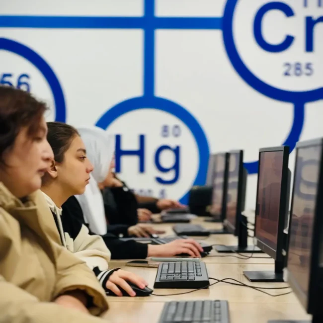 Ayollar buxgalteriya kursida bilim o'zlashtirishmoqda.