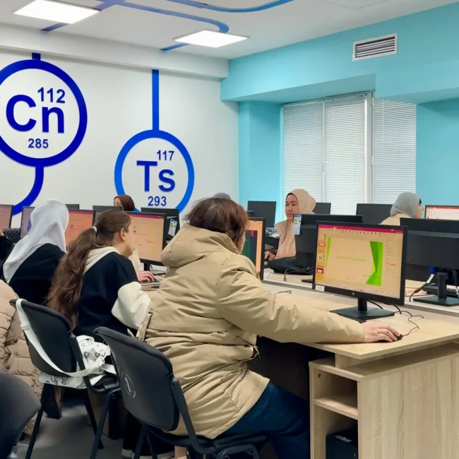 O'quvchilar mustaqil ko'rkazma tayyorlashmoqda.