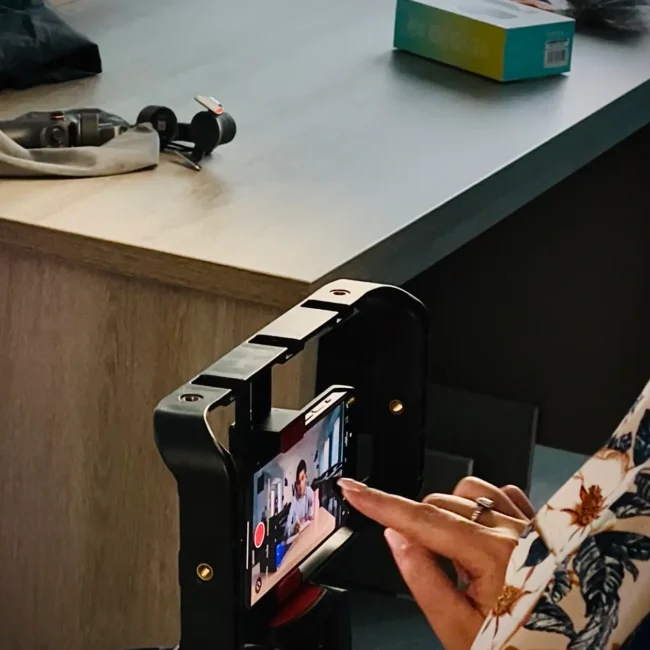 Video tahrirlash darsida o'rgangan bilimlarini mashq qilayotgan ayol.