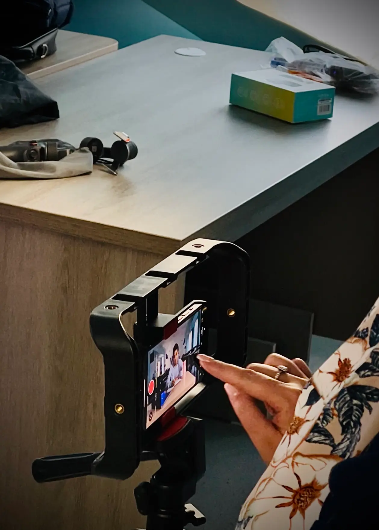 Video tahrirlash darsida o'rgangan bilimlarini mashq qilayotgan ayol.