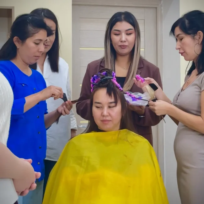 Toshkent bepul kurslarda Vizajistlikka o'qiyotgan talabalar amaliyotda.