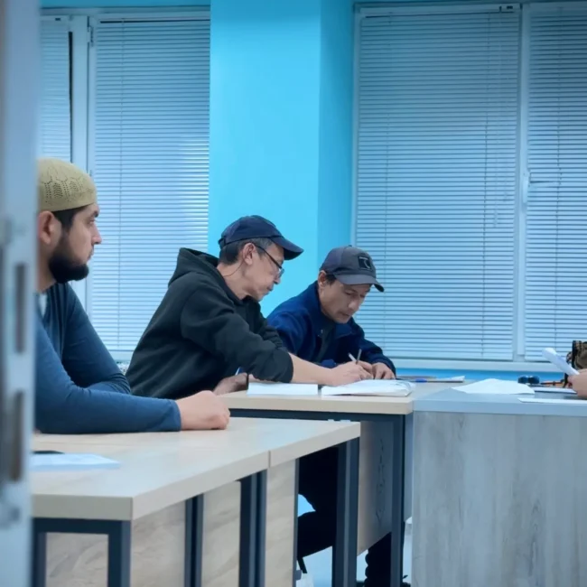 Imtohon topshirayotgan 3 ta talaba.