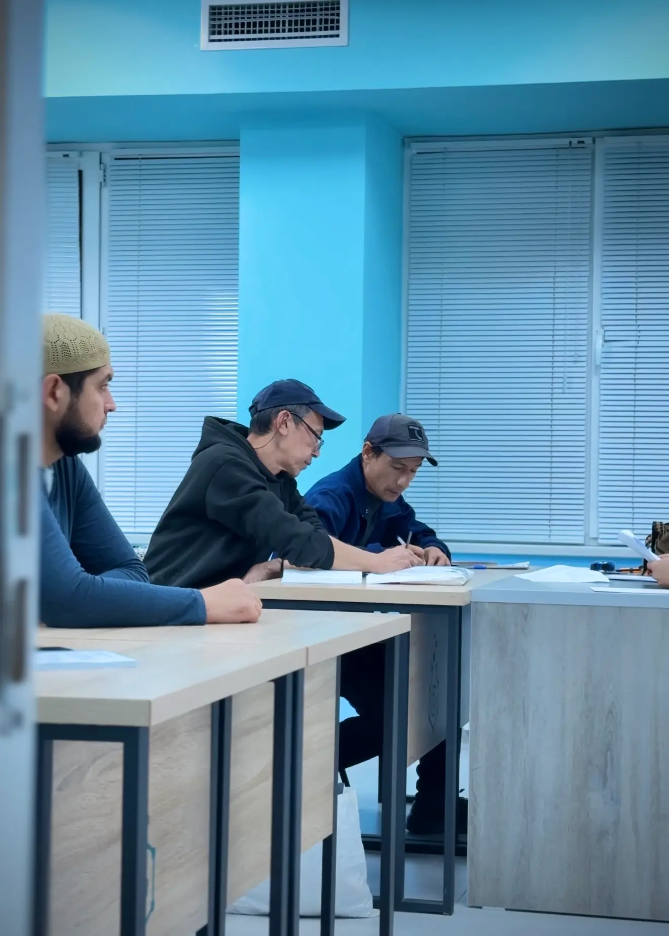 Imtohon topshirayotgan 3 ta talaba.