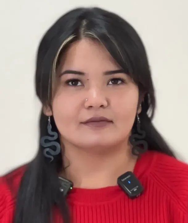 Qizil ko'ylakdagi ayol rasimi.