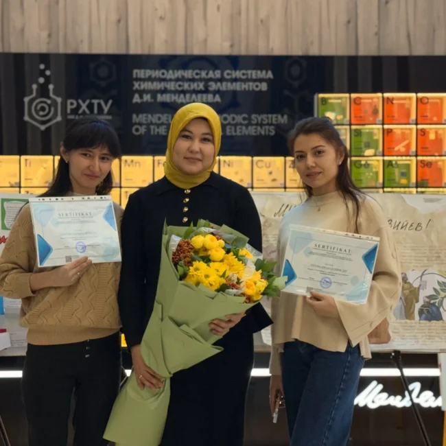 2ta sertifikat va o'rtada gul ushlab turgan ayol.