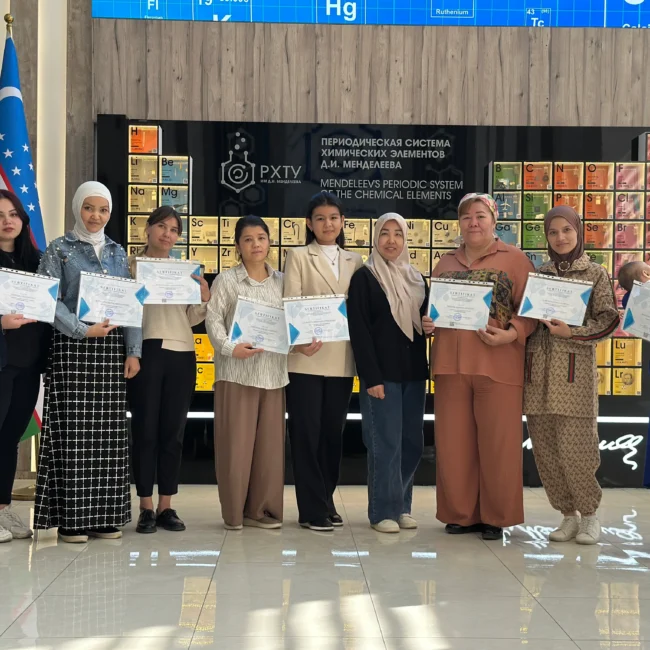 Akademiya bitiruvchilari sertifikatlar bilan tushgan rasmi.